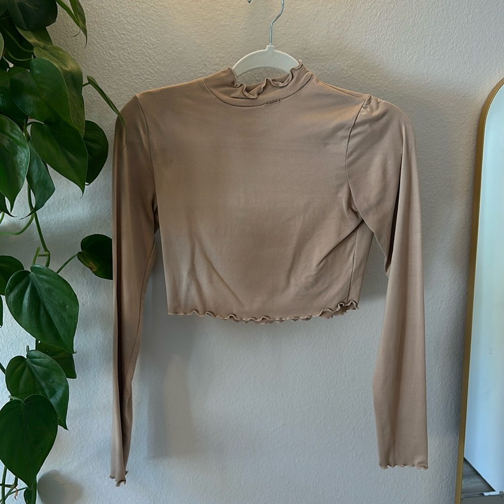Crop turtle neck with ruffles